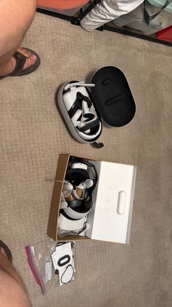 Two Metaquest 2 headsets 256gb both working no power cords or usb adapter