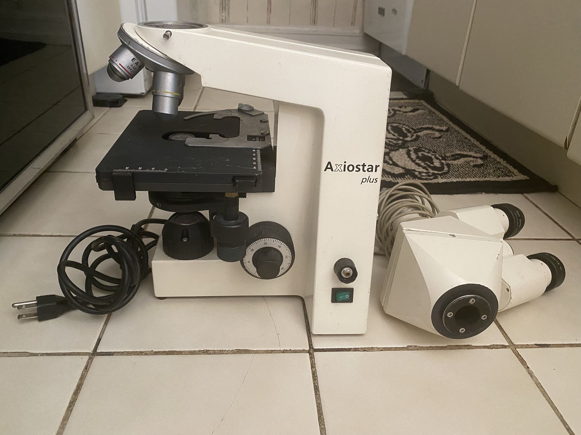 Carl Zeiss Axiostar Plus Microscope