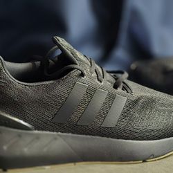 Adidas Run 22 Black Gum