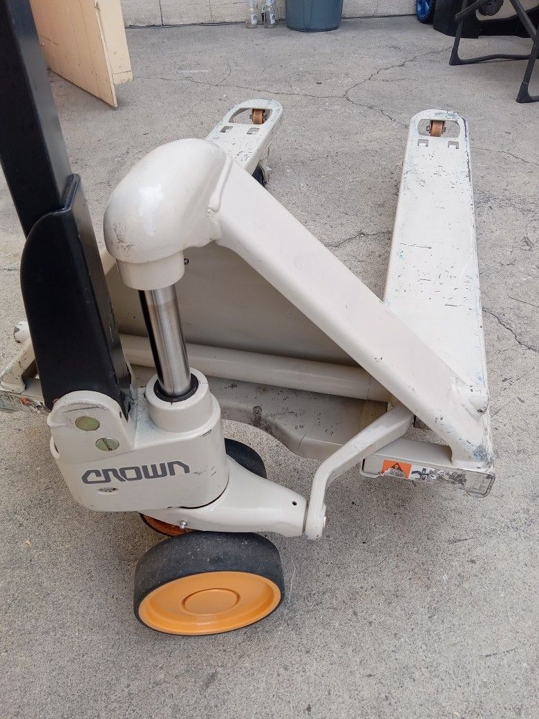 Crown Pallet Jack