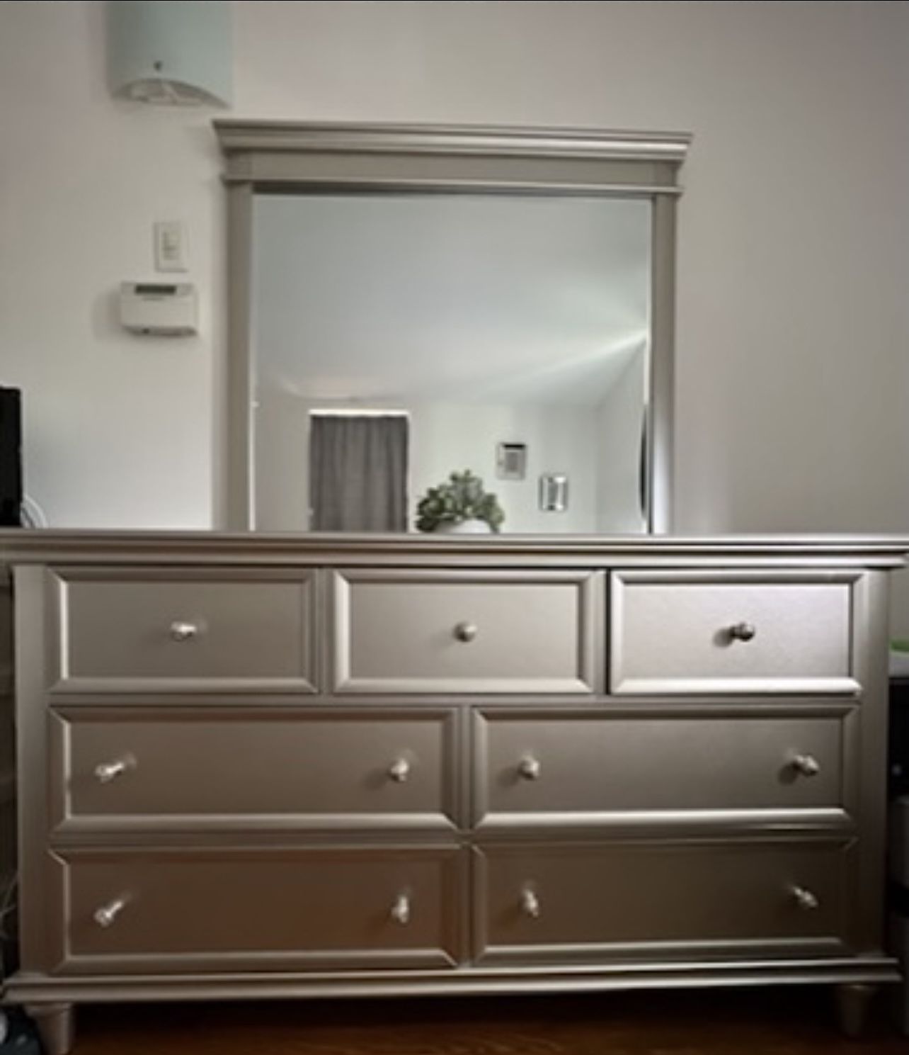 Dresser With Mirror