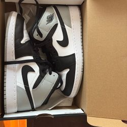 5.5 Boys Air Jordons Mid