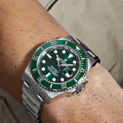 Rolex Submariner Date 40mm - Ref: 116610lv-0002 - Green Dial, Stainless Steel Oyster Bracelet Watch
