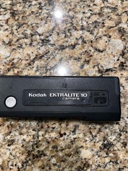 Vintage 1970’s Kodak Ektralite 10 Camera made in USA with built in flash (shutter and flash tested)