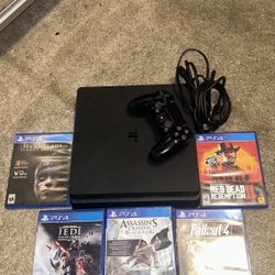 Play Station 4 With 5 Games And One Controller 