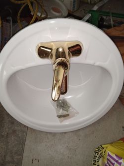 Bathroom Countertop light pale peach, Kohler Faucet & Basin, Lightfixture