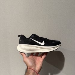 Nike Vomero 18 - Men’s Size 7.5 / Women’s 9 - NEW