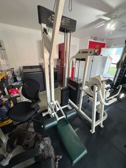 Paramount AP-2400 Lat Pulldown Machine
