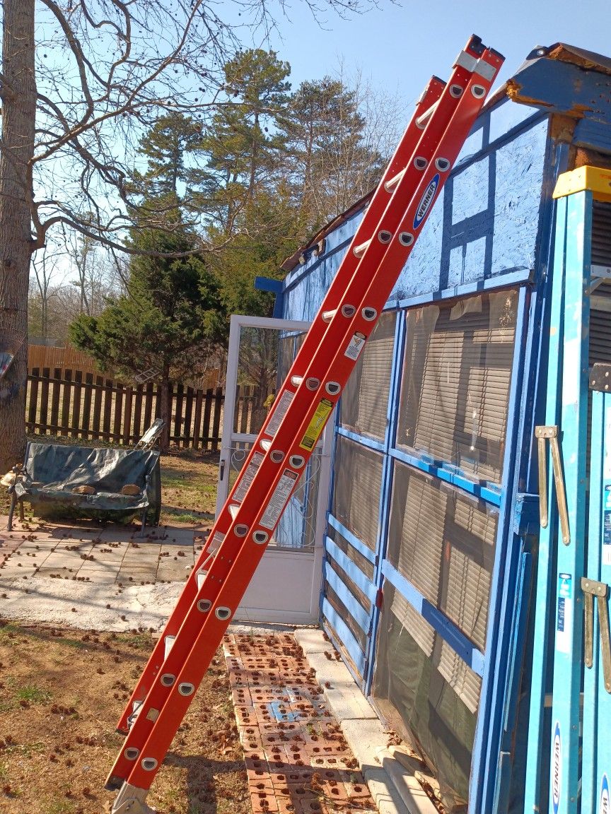 Werner 20 Ft 300 Lbs Capacity Extension Fiberglass Ladder