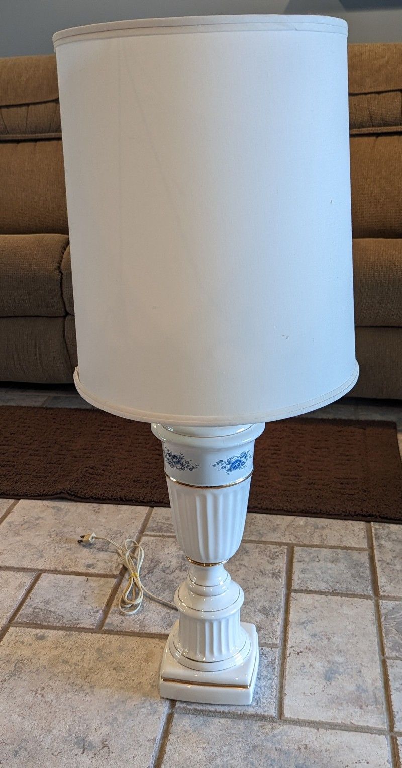 Vintage White Lamp With Flower
