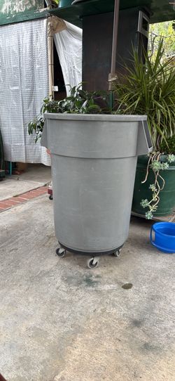 44 gal rubbermaid container with rubbermaid dolly