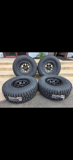 17" LOCK Commando w/ 35" RT tires.