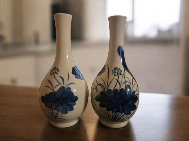 2 Japanese porcelain tokkuri