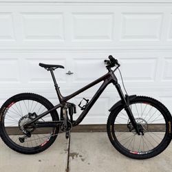 Carbon Fiber Large Frame 2024 Pivot Mach 6