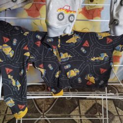 4 Sets Of Pajamas 12months Selling All Together