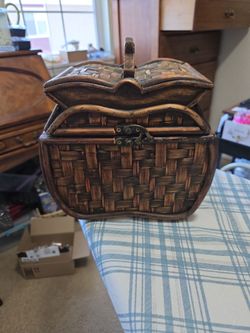 WOVEN WOOD APPLE BOX WITH HANDLE