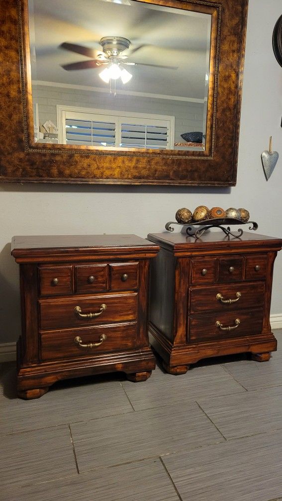 BEAUTIFUL SOLID WOOD BROWN NIGHTSTANDS 