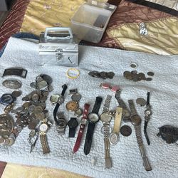 Muchísimas monedas y relojes