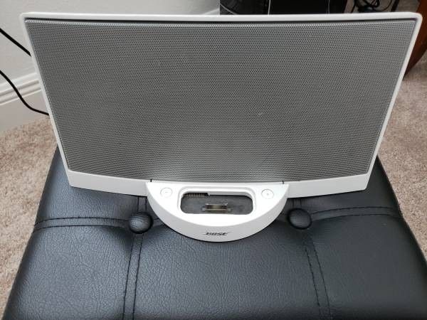 BOSE SoundDock Sound System Speaker Dock iPod & i phone White . looks and sounds great no power cord or remote.
