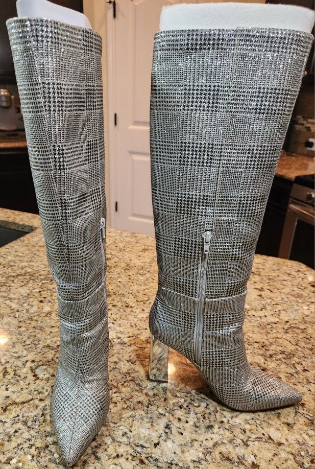 Womens Boots Size 7. SParkly Silver Cute