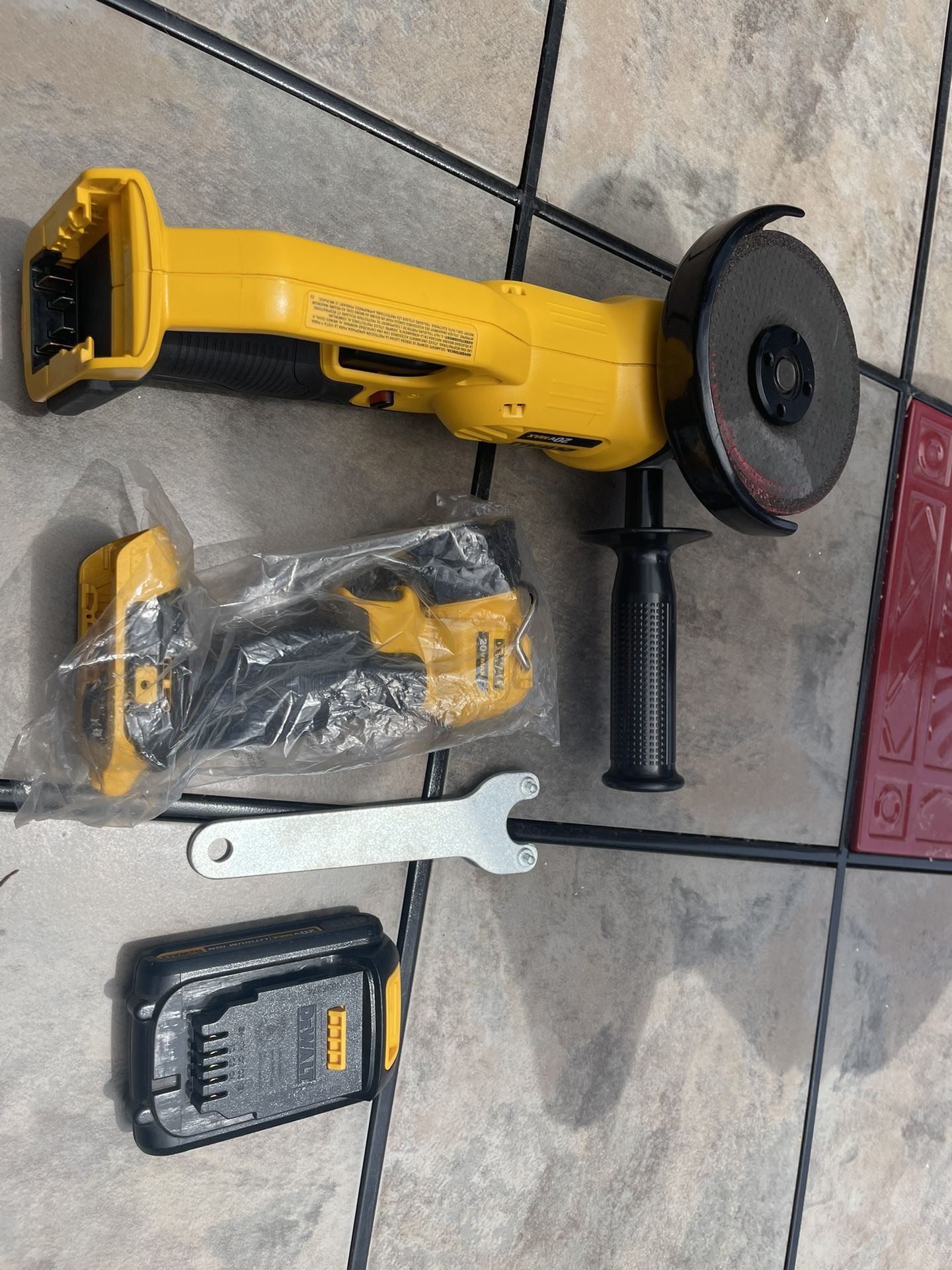 DeWalt Grinder 20v 4.5 In Disk, Battery & DeWalt 20v LED Work Light