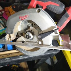 Milwaukee 18v Fuel Battery Skillsaw