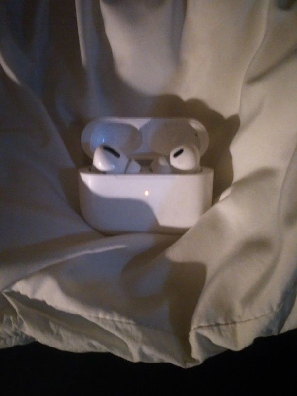 White Apple Airpods Pro 2 With Case