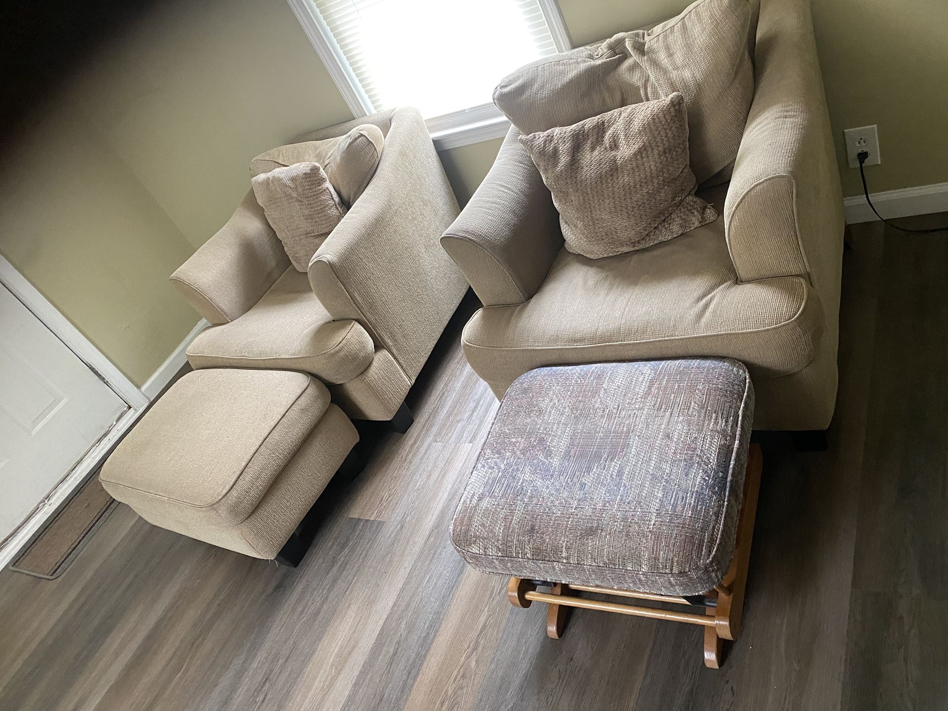 2 Chairs 2 Ottomans