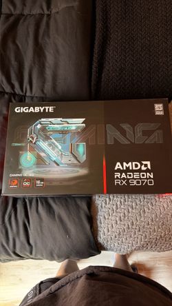 GIGABYTE - Radeon RX 9070 GAMING OC 16G GDDR6 PCI Express 5.0 Graphics Card - Black