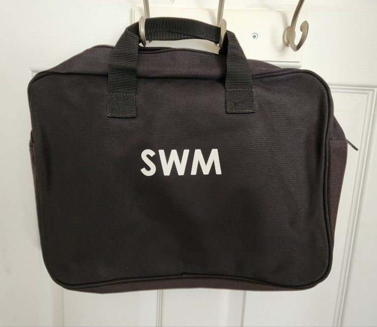 Duffle Tote Messenger Bag in all Black with 2 Handles and
one zipper. New,never used conditions.
Measures about 16" inches across x 13" inches tall.