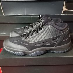 Air Jordan 11 Retro Low Black/True red