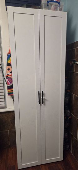 Kitchen pantry cabinet