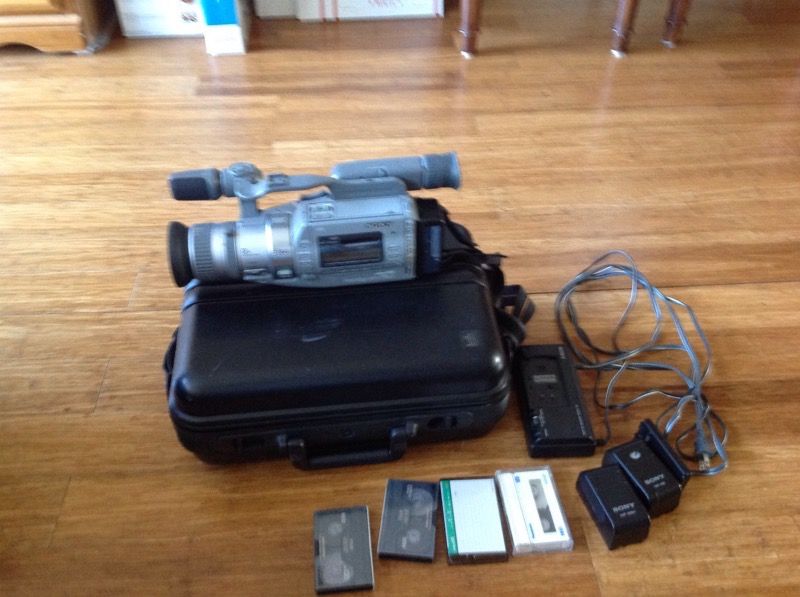 SONY CCD-VX3 HI8 stereo handycam pro