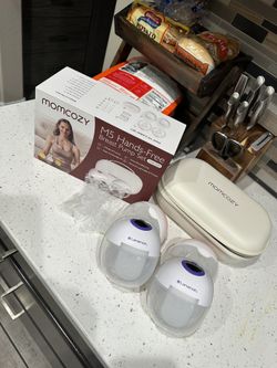 Momcozy M5 And Lansinoh Breast Pumps!!