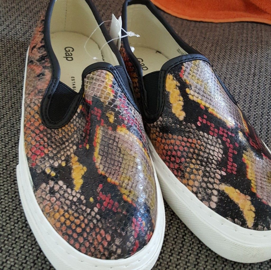 NEW Gap leathet slipon loafers size 6.