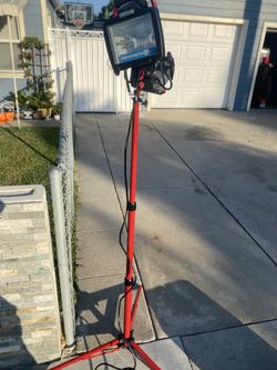 Craftsman’s Light With Tripod