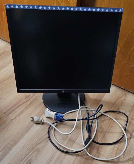 Nice LG 19" Computer Monitor
