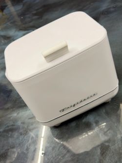 NEW White Frigidaire Mini Personal Fridge Insulated Beverage Cooler OBO!!!!