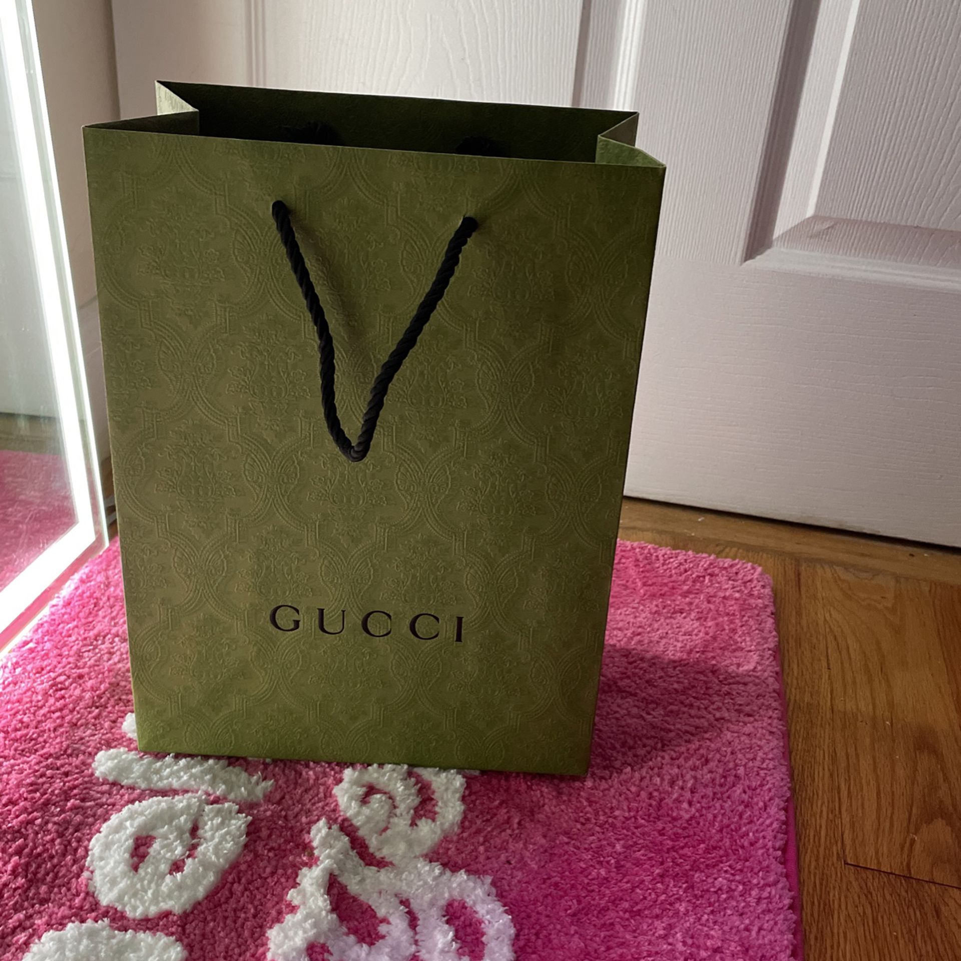 Hørehæmmet mærkelig fire gange Authentic Gucci Paper Bag for Sale in Brooklyn, NY - OfferUp