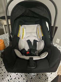 Nuna baby car seat ( must pick up Boerne Tx )