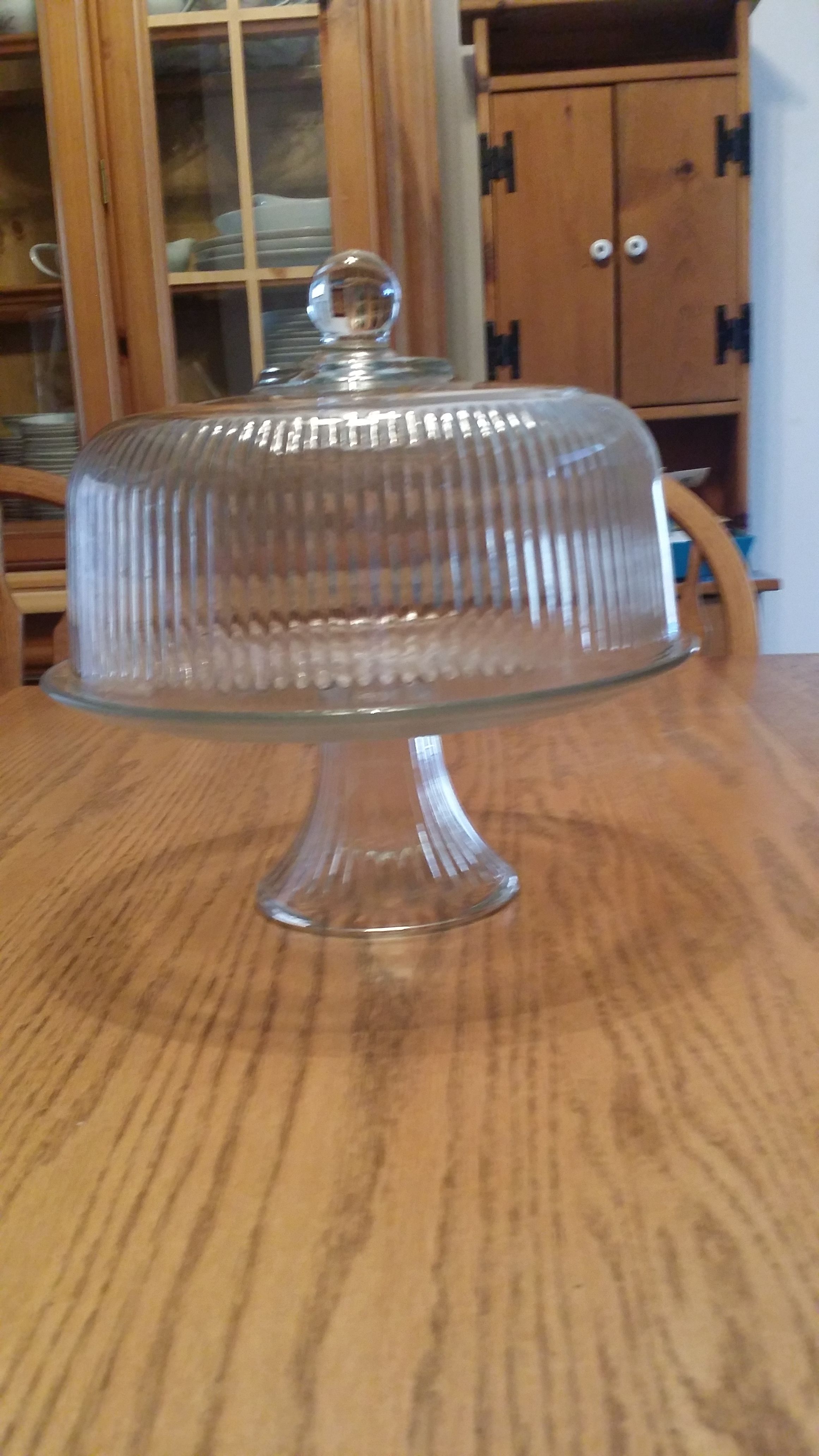 Cake plate with dome