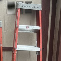 Louisville 6 Ft Ladder 300 Lb Capactiy 
