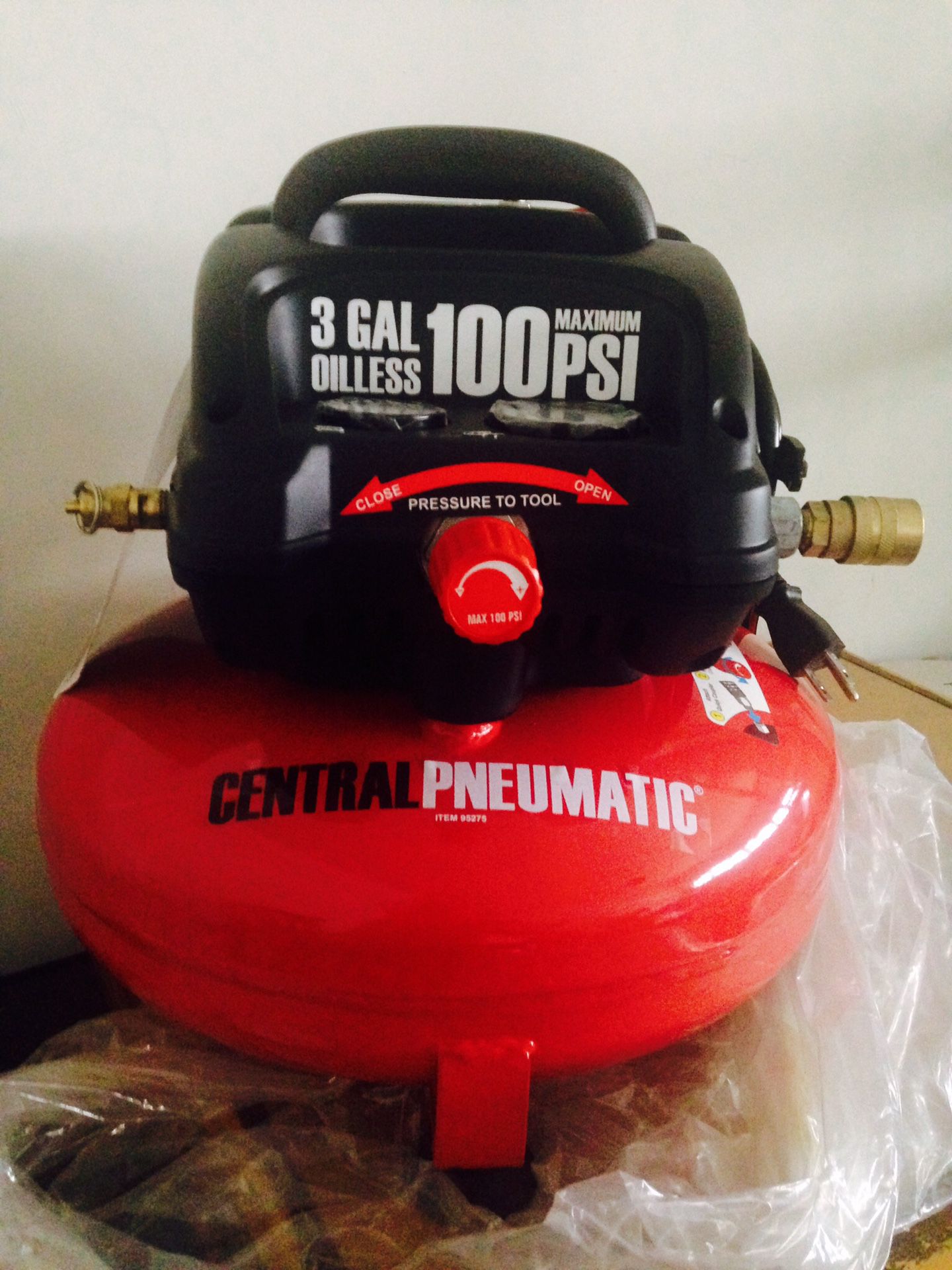 Oilless Pancake Air Compressor 3Gallon/ 100 Psi by Central Pneumatic (brand new)obo