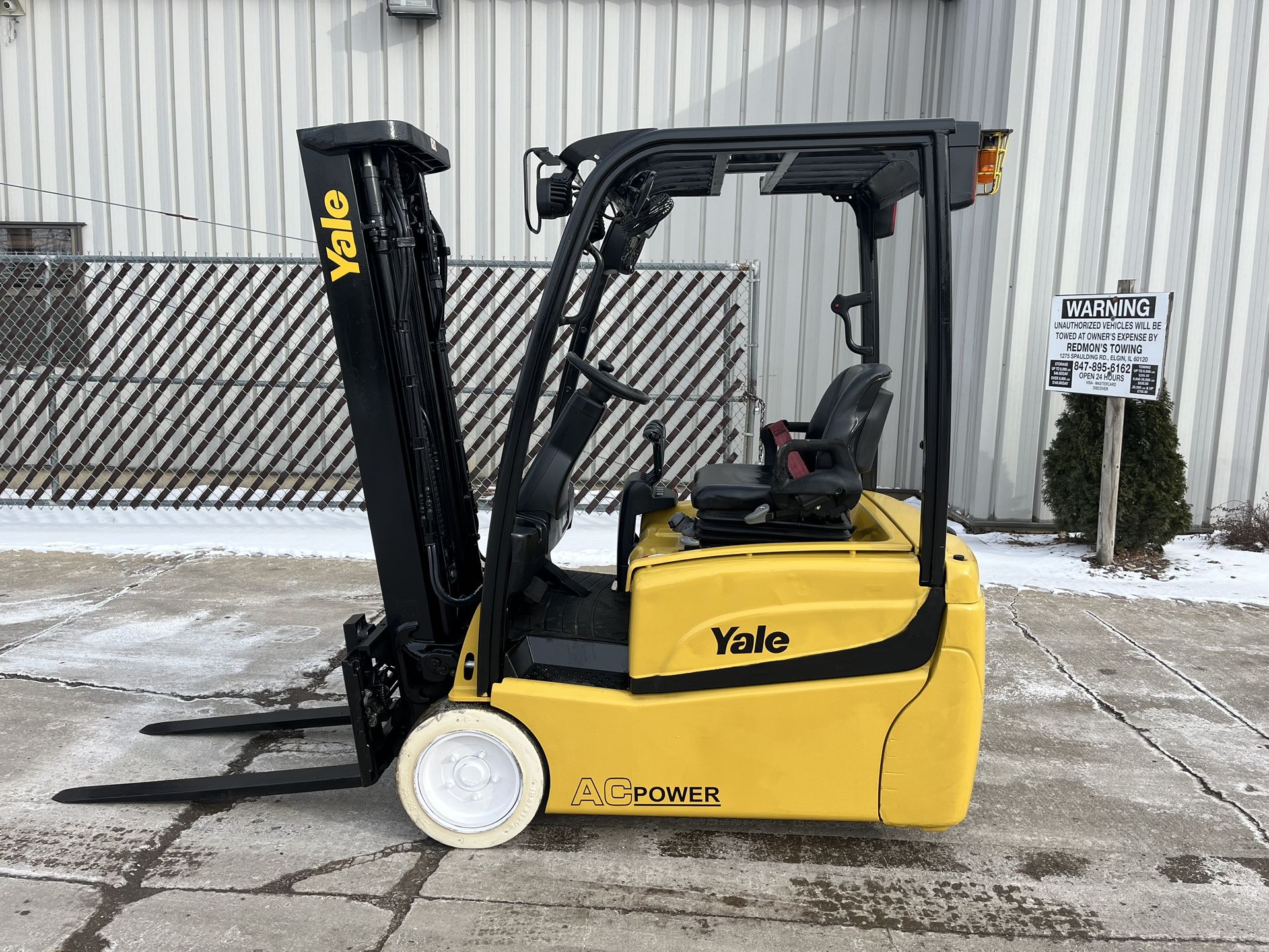 FOR SALE A 2019 YALE ERP040VTN 3 WHEEL FORKLIFT.83/188 FF TSU MAST,SIDESHIT AND FORK POSITIONER 48V BATTERY, IT IS IN GOOD WORKING CONDITION.