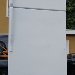 Whirlpool Fridge 67 Inches High 28 Inches With  29 Inches Deep 