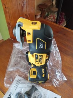 DeWalt 20 v XR multi tool.  3 speed.   W/ blade