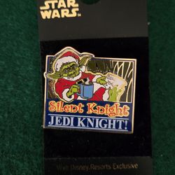 2003 Disney Star Wars "Silent t Night Jedi Knight " Snata Yoda Pin