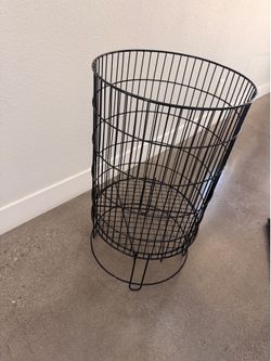 HUBERT® Round Black Wire Collapsible Dump Bin - 18"W x 32"H