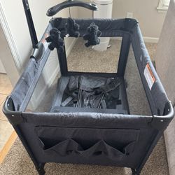 Gap Deluxe Play Yard W/ Bassinet