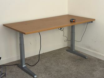 Motorized standing desk
